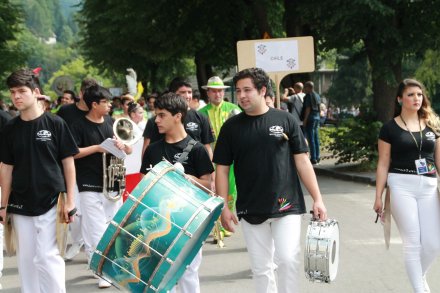 Barwny korowód z okazji TKB przeszedł przez Wisłę